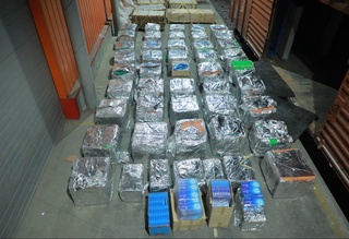 Вагондаги тош плиталар орасига яширилган сигареталар фош бўлди