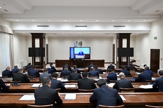 Спорт майдончалари ва болалар ўйингоҳлари, уйлар орасидаги яшил ҳудудлар қурилиш учун бериб юборилаётгани танқид қилинди