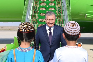 Shavkat Mirziyoyev arrives in Turkmenistan