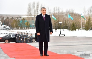 Shavkat Mirziyoyev lays flowers at the Otan Qorgaushylar Monument