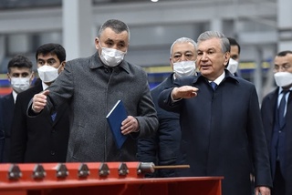 Shavkat Mirziyoyev gets acquainted with the activities of a modern cluster of building materials