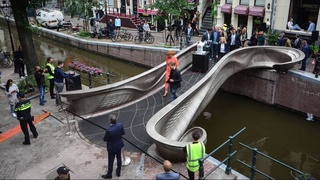 В Амстердаме открыли первый в мире распечатанный на 3D-принтере мост