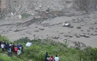 Suv toshqini tufayli Nepal va Xitoy o'rtasidagi ko'prik vayron bo'ldi, 18 kishi bedarak yo'qoldi