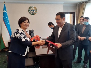 Хайрулло Бозоров вилоят Кенгашининг депутат аёлларини байрам билан қутлади