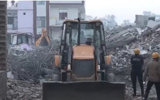 More than 20 people were trapped under the rubble of a collapsed building in New Delhi