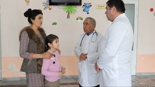 Малакали шифокорлар Жиззахда бемор болаларни бепул тиббий кўрикдан ўтказди