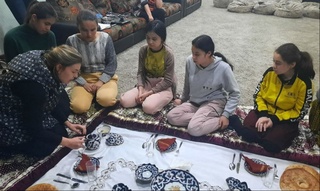 Mehmonlar bilan uchrashganda...