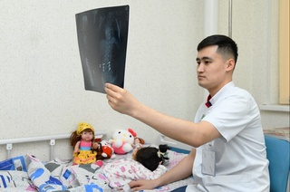 ССВ: Туғма нуқсони бўлган уч ёшли қизалоқнинг умуртқа поғонасида ноёб жарроҳлик амалиёти ўтказилди