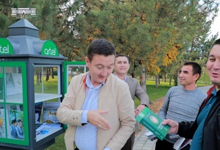 Адиблар хиёбонидаги “Китоб уйчалари” янги китоблар билан тўлдирилди