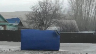 Boshqirdistonda ko'tarilgan kuchli shamol bekatni uloqtirib yubordi