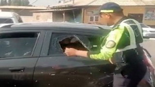 Fargʻonada YPX xodimi “Spark” oynasini urib sindirdi