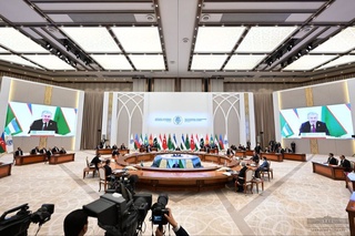 Prezidentimiz Shavkat Mirziyoyev Iqtisodiy hamkorlik tashkilotining 16-sammitida nutq soʻzlamoqda