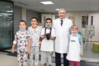 Президент навестил маленьких пациентов и сердечно побеседовал с их матерями