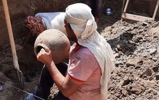 Андижондаги ҳовлилардан бирида 2,5 метр чуқурликдан сопол хумлар топилди