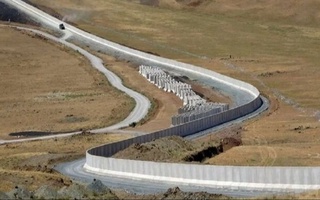 Аз муҳоҷирон девор мебанданд: Эрон дар марз бо Афғонистон девор месозад