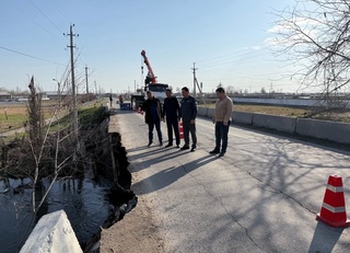 Yangiyoʻl tumanidan oʻtgan yoʻlda joylashgan koʻprikning bir qismi shikastlandi