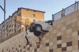 Haydovchisi boshqaruvni yoʻqotgan mashina koʻprikdan qulab tushishiga bir bahya qoldi