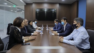 Қозоғистоннинг Ўзбекистондаги элчиси ZF-UZ-VAC2001 вакцинаси билан эмланди