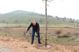 Премьер-министр А. Арипов басшылығындағы Министрлер Кабинетінің ұжымы ағаш көшеттерін отырғызды