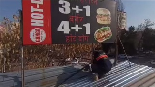 В Ташкенте демонтировали рекламную вывеску закусочной на хинди