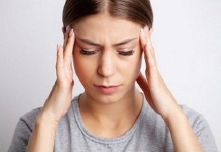 Nevrolog Omikronda kuzatiladigan bosh og'rig'ining sababini tushuntirdi