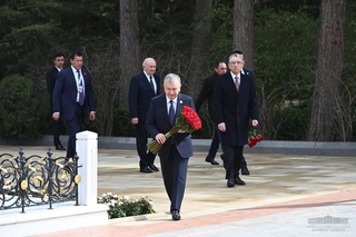 Shavkat Mirziyoyev honors the memory of Heydar Aliyev