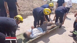 В Хорезмской области спасатели МЧС спасли человека, оказавшегося под завалом грунта во время строительных работ