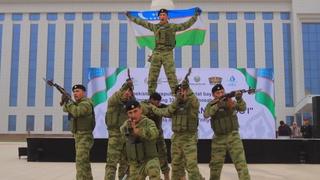 Jizzaxda davlat bayrogʻi qabul qilingan kun keng nishonlandi