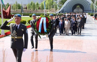 Екинши жер жүзилик урыс қатнасыўшыларын ҳәм фронт артында пидәкерлик пенен мийнет еткенлерди қәдирлеў - Өзбекстан социаллық сиясатының тийкарғы бағдарларынан бири