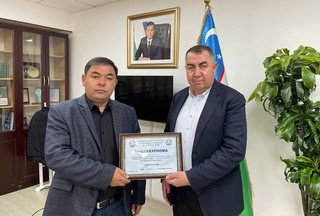 Чирчиқ шаҳар ҳокими кўкрак нишони билан тақдирланди