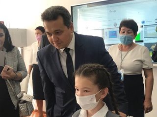 Xalq ta'limi vaziri nukuslik yoshlarga Prezident tabrigini etkazdi