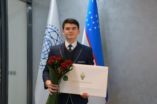 Toshkent shahridagi Prezident maktabi o'quvchisiga Prezident sovg'asi topshirildi