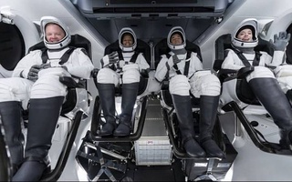 SpaceX впервые отправила туристов в космос