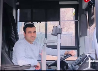 Toshkentda avtobus haydovchilari bugun milliy doʻppi kiygan holda yoʻlovchilarga xizmat koʻrsatmoqda