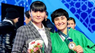 Студентка Навоийского пединститута выиграла три золотые медали