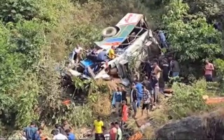 В Индии не менее 36 человек погибли при падении автобуса в ущелье