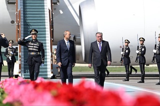 Emomali Rahmon arrives in Uzbekistan to attend major summit