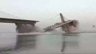 В индийском штате Бихар рухнул недостроенный мост