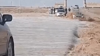 Қозоғистоннинг Туркистон вилоятида сув тошқини: автомобилларни сув олиб кетмоқда
