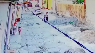 Ёш болани машина юкхонасига мажбурлаб солиб, одамлар орасида ваҳима уйғотган эркакка жиноят иши қўзғатилди