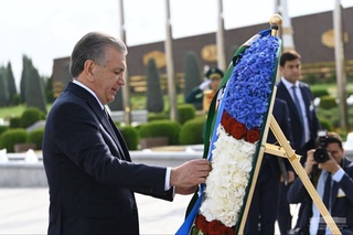 Президенти Ӯзбекистон ба пояи ёдгории Ашқобод гул гузошт