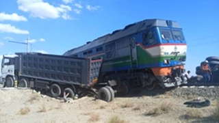 На железнодорожном переезде в Каракалпакстане столкнулись пассажирский поезд и грузовик - жертв нет