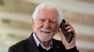 94 yoshli “mobil telefon” ixtirochisi smartfon kelajagini qanday tasavvur qilishini aytdi