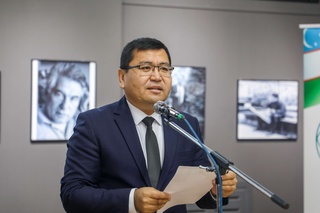 Чингиз Айтматов ҳаёти акс этган суратлар