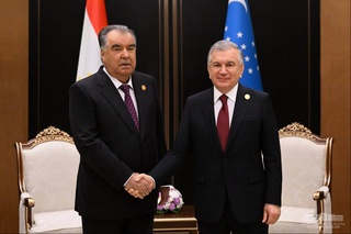 Uzbekistan, Tajikistan leaders discuss current issues on the bilateral agenda