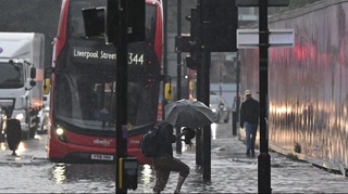 Кучли ёмғир оқибатида автобуслар ярим йўлда қолиб кетди