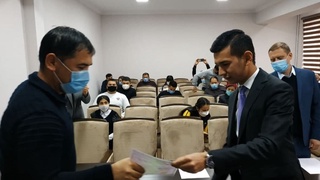 Андижонда рус тили тест синовларидан муваффақиятли ўтган 35 нафар фуқарога сертификатлар берилди