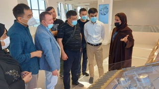 «Дубай – EXPO» Халқаро кўргазмаси доирасида Энергетика вазирлиги делегацияси «ACWA Power» компаниясининг йирик қуёш электр станциясида бўлди