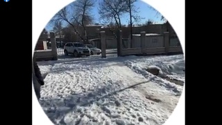 Прокурор мактабда қорлар тозаланмагани учун ўқитувчиларни маошларини бекорга олаётганликда айблади