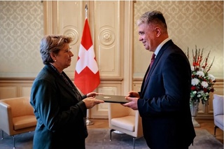 O'zbekistonning yangi tayinlangan elchisi Shveysariya Prezidentiga ishonch yorliqlarini topshirdi